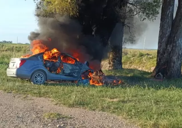 El auto calcinado tras el violento choque.