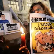 Charlie Hebdo conmemora el atentado en su contra con caricaturizaciones de Dios