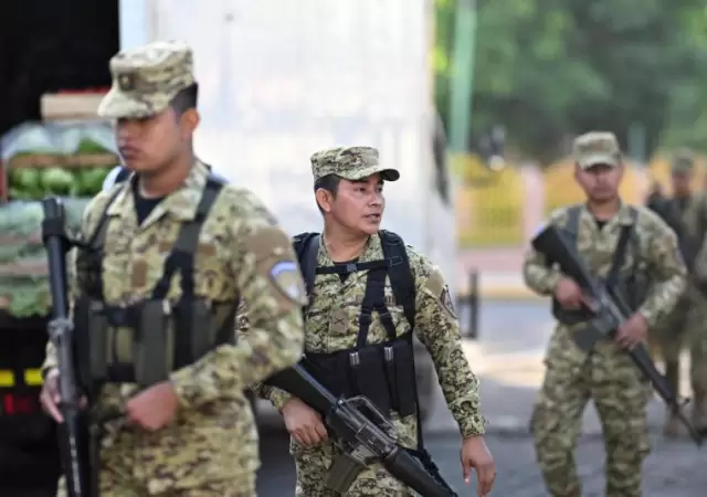 Los Gobiernos de Bukele y Ar�valo decidieron enviar militares a la isla para hacer frente a las bandas criminales.