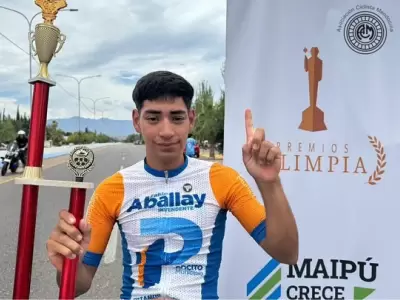 El pibe D�az celebra en la Paso
