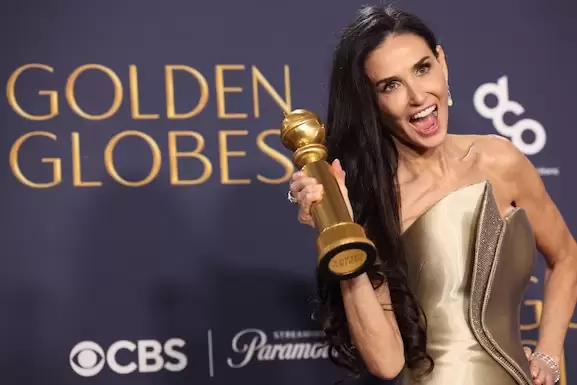 Demi Moore posa con su Globo de Oro.