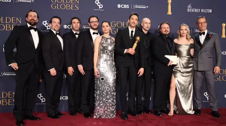 Elenco de The Brutalist que celebr� su triunfo en los Globos de Oro.