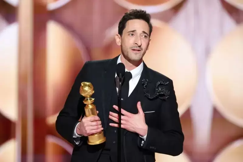 Adrien Brody emocionado por haber ganado el Globo de Oro.