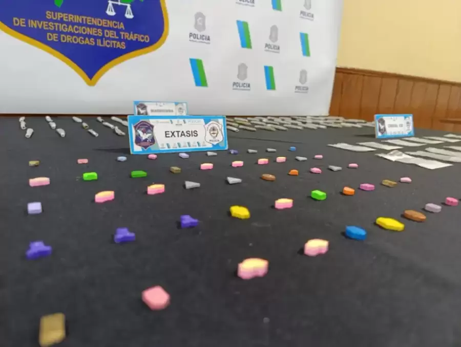 Las pastillas ten�an la cara de Bizarrap y Bukele/