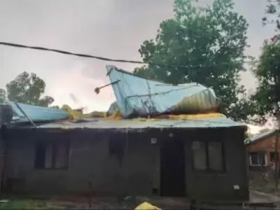 En La Paz volaron los techos de algunas casas./