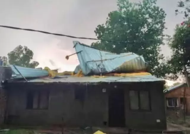 En La Paz volaron los techos de algunas casas./