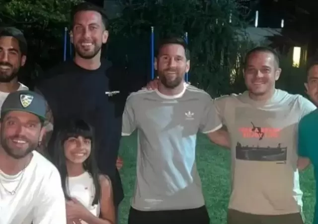 Leo junto a sus amigos en la juntada en Funes