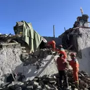 China: 106 muertos y 174 heridos por un terremoto de magnitud 6,8