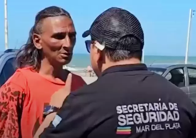Playa Bristol. El lugar donde el 'trapito' cobra por "cuidar".