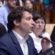 Piden la renuncia de Adorni por "aprovechamiento inaceptable de su función"