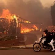 Estrellas de Hollywood, acorraladas por un voraz incendio