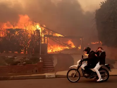 Las llamas consumen una de las zonas m�s ostentosas de la ciudad californiana.