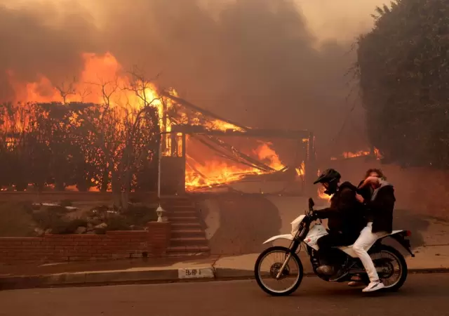 Las llamas consumen una de las zonas m�s ostentosas de la ciudad californiana.