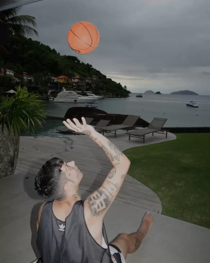 Duki jugando con una pelota de Basket.
