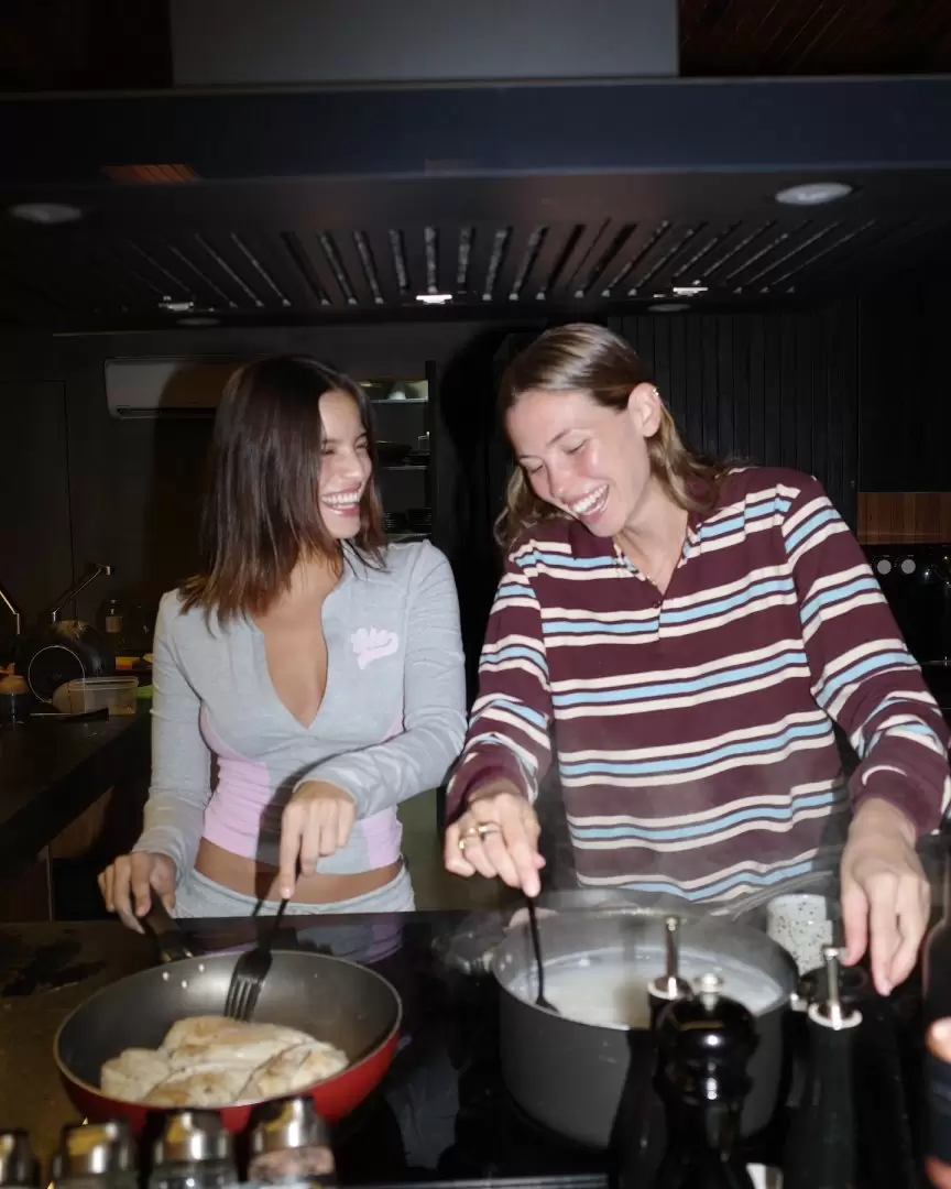 Emilia junto a su amiga.