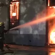 Preocupaci�n de los vecinos tras un incendio en una colchoner�a de Godoy Cruz