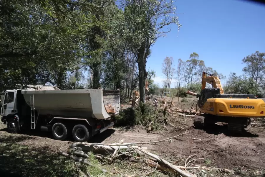 Irrigaci�n trabaja para evitar desbordes tras la tormenta en el Sur.
