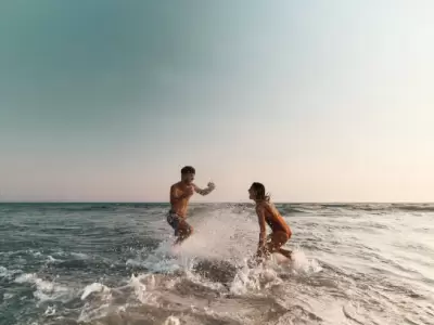 Personas disfrutando de la playa.