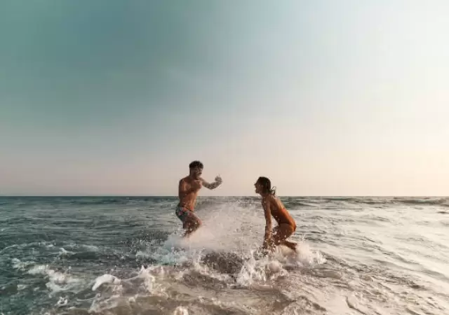 Personas disfrutando de la playa.