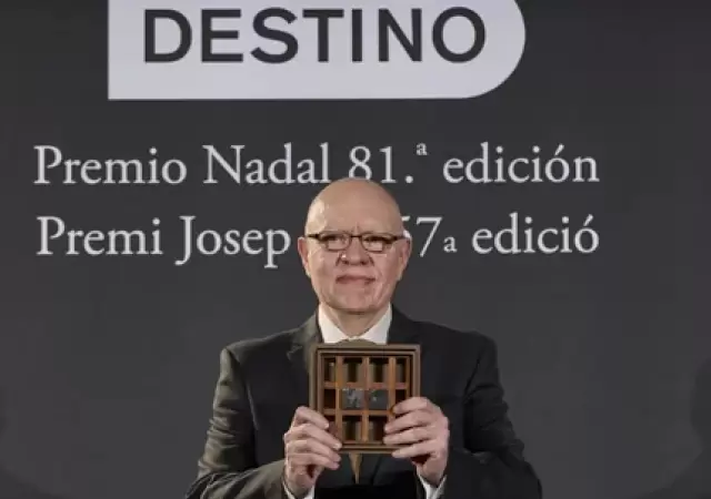 Jorge Fern�ndez D�az al recibir el premio en Espa�a./