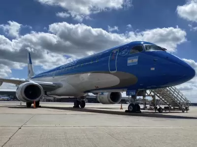 Un Embraer E190, el mismo avi�n que aterriz� de emergencia en la tarde del mi�rcoles en Aeroparque.
