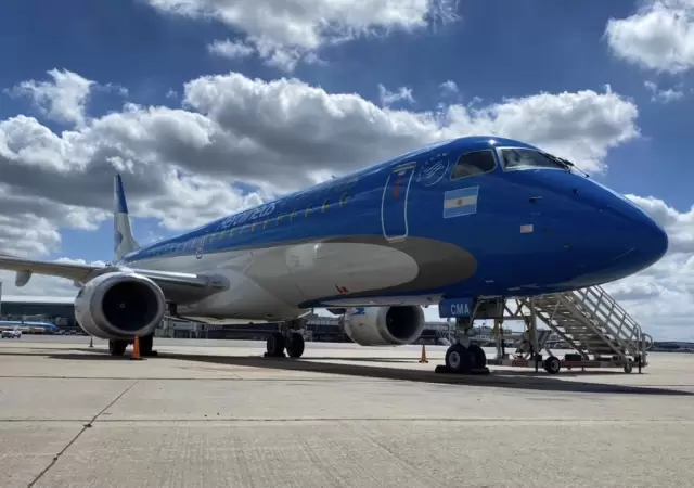 Un Embraer E190, el mismo avi�n que aterriz� de emergencia en la tarde del mi�rcoles en Aeroparque.