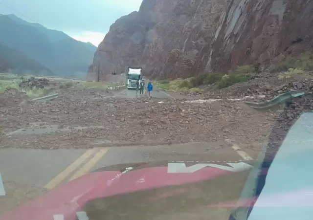 Lluvias y desprendimientos paralizan el paso a Chile