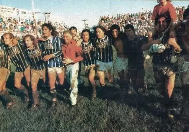 Los inolvidables h�roes del barro, que lograron el ascenso ante Guaran� en Misiones