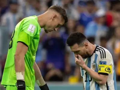 Andries Noppert junto a Leo Messi en Qatar