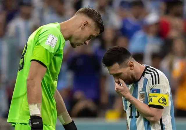 Andries Noppert junto a Leo Messi en Qatar