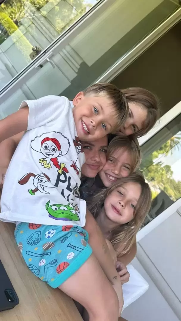 Suárez con las hijas de Mauro Icardi.