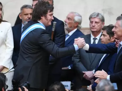 Macri saludando a Milei durante la ceremonia en que el libertario asumi� como Presidente de Argentina.