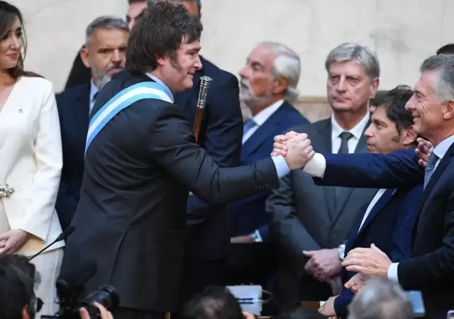 Macri saludando a Milei durante la ceremonia en que el libertario asumi� como Presidente de Argentina.