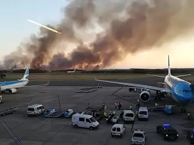 Incendio en pastizales de Ezeiza: caos y reprogramaciones en medio del fuego