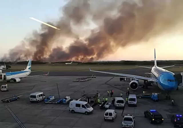 Incendio en pastizales de Ezeiza: caos y reprogramaciones en medio del fuego