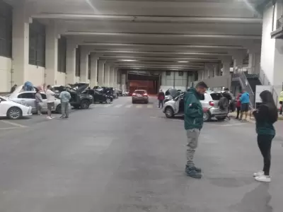 Revisi�n de coches en el complejo fronterizo.