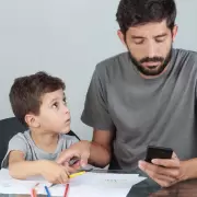 Recomiendan apartarse por un tiempo de la fuerte influencia de los aparatos digitales