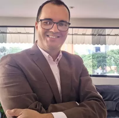 Reyes Theis, periodista de investigaci�n, profesor y especialista en opini�n p�blica y comunicaci�n pol��tica.