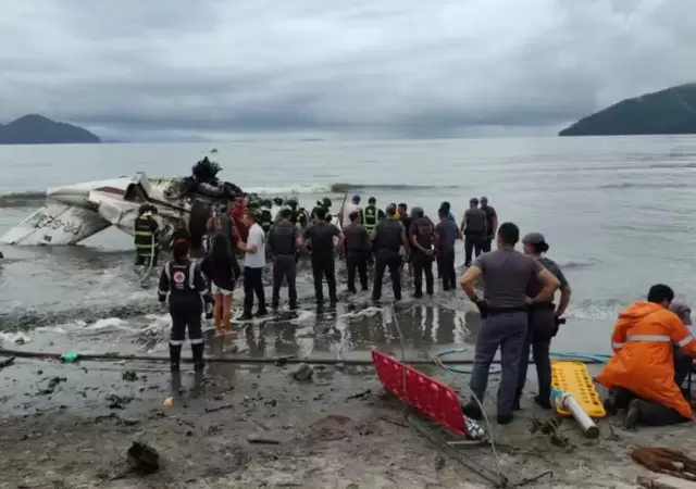 El piloto qued� atrapado entre los escombros y muri�.