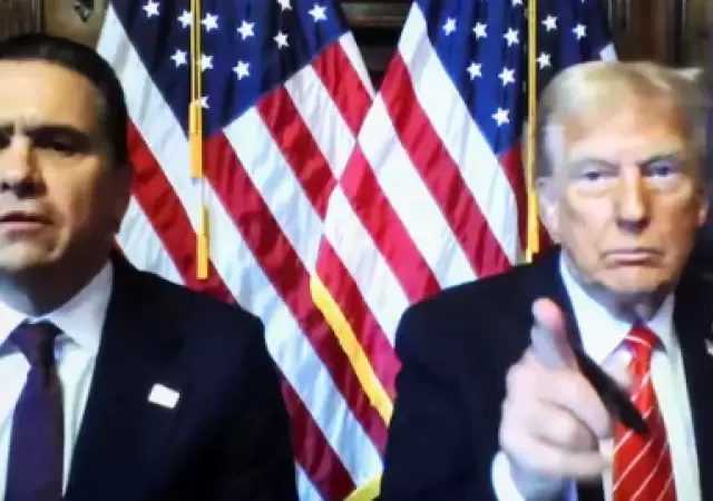 Donald Trump, este viernes asistiendo por videoconferencia a la vista de su condena.