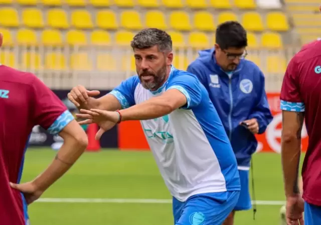 Ernesto Pedernera busca el mejor 11 para el inicio del Apertura.