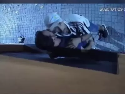 Enga�ando a la moto y a la c�mra. Y llev�ndose un bot�n escaso.