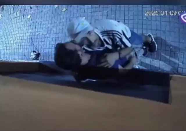 Enga�ando a la moto y a la c�mra. Y llev�ndose un bot�n escaso.