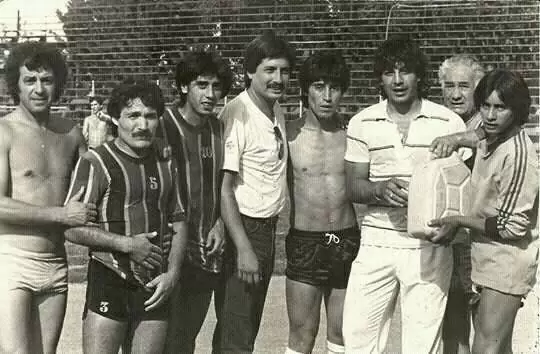 El B�falo Funes visitando a sus amigos del Lobo del Parque.