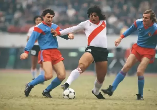El B�falo Funes ante Steaua Bucarest d�a que logr� la Intercontinental