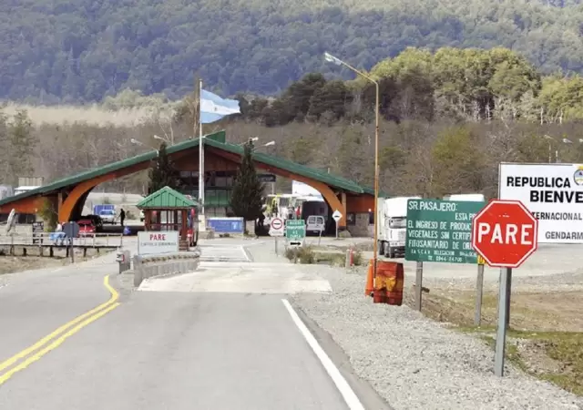 Las autoridades chilenas escoltaron a un ciudadano argentino hasta el paso fronterizo Cardenal Samor� para deportarlo.