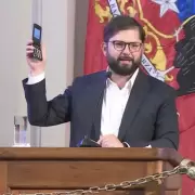 Boric abandon� el smartphone y anunci�: "Me compr� un tel�fono antiguo"