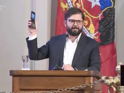 Gabriel Boric y su tel�fono b�sico.