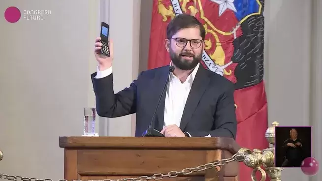 Gabriel Boric y su teléfono básico.
