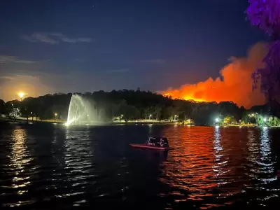 Las llamas avanzan r�pidamente entre el Paseo del Bicentenario y Villa del Lago.